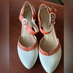 Fidji Leather Comfortable Cream White &  Coral Slingback Heels size 38 Like New